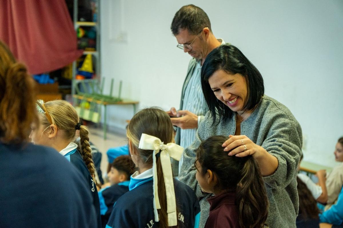 Escolares de Arrecife decoran los árboles de sus barrios Escolares de Arrecife decoran los árboles de sus barrios