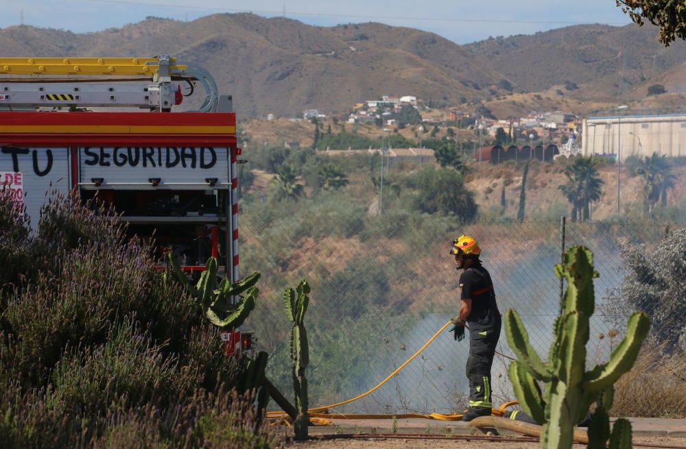 Un incendio se ha declarado en Málaga capital en el barrio de Soliva, el cual se ha extendido a El Cónsul, Los Asperones y a la parte sur del Puerto de la Torre, afectando  a descampados de matorrales