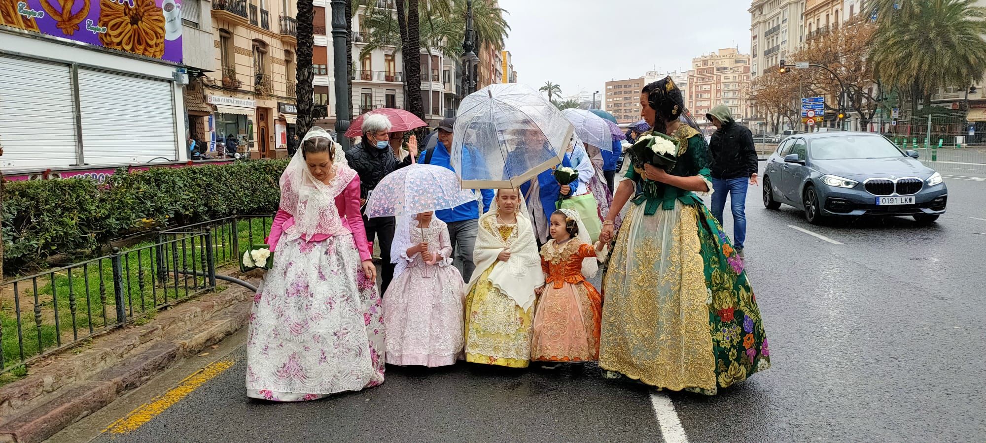 Desfile de chubasqueros y paraguas antes la Mare de Déu