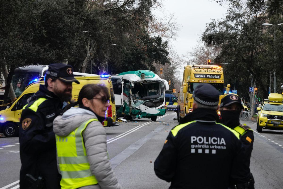 Choque de dos autocares en la Diagonal con una treintena de heridos
