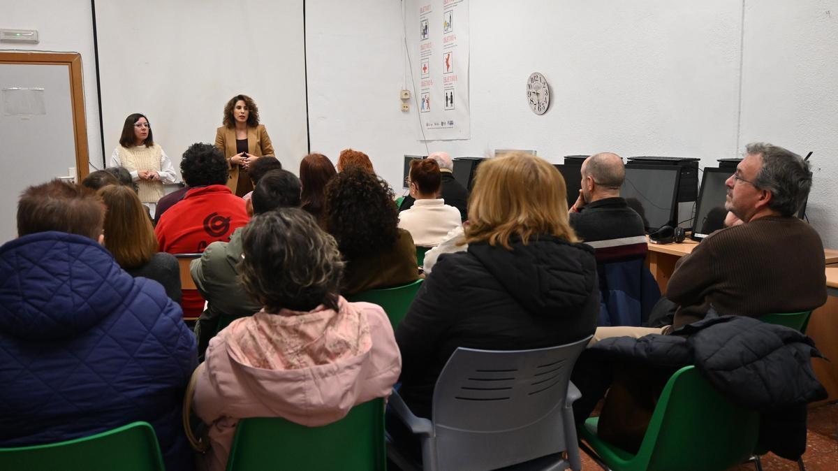 La alcaldesa Cristina Mora y la concejala Llum Moral han destacado que el equipo de gobierno "estará en todo momento apoyando esta reivindicación".