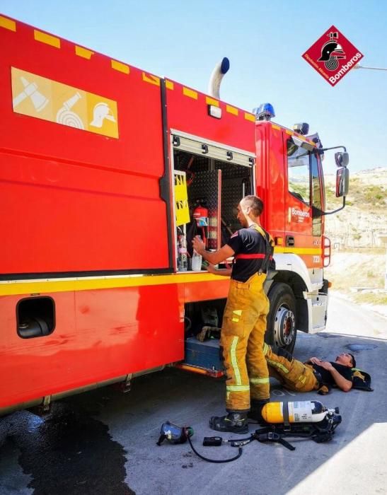 El fuego se ha declarado en la zona de residuos voluminosos y ha generado una gran columna de humo negro visible desde buena parte de la comarca.