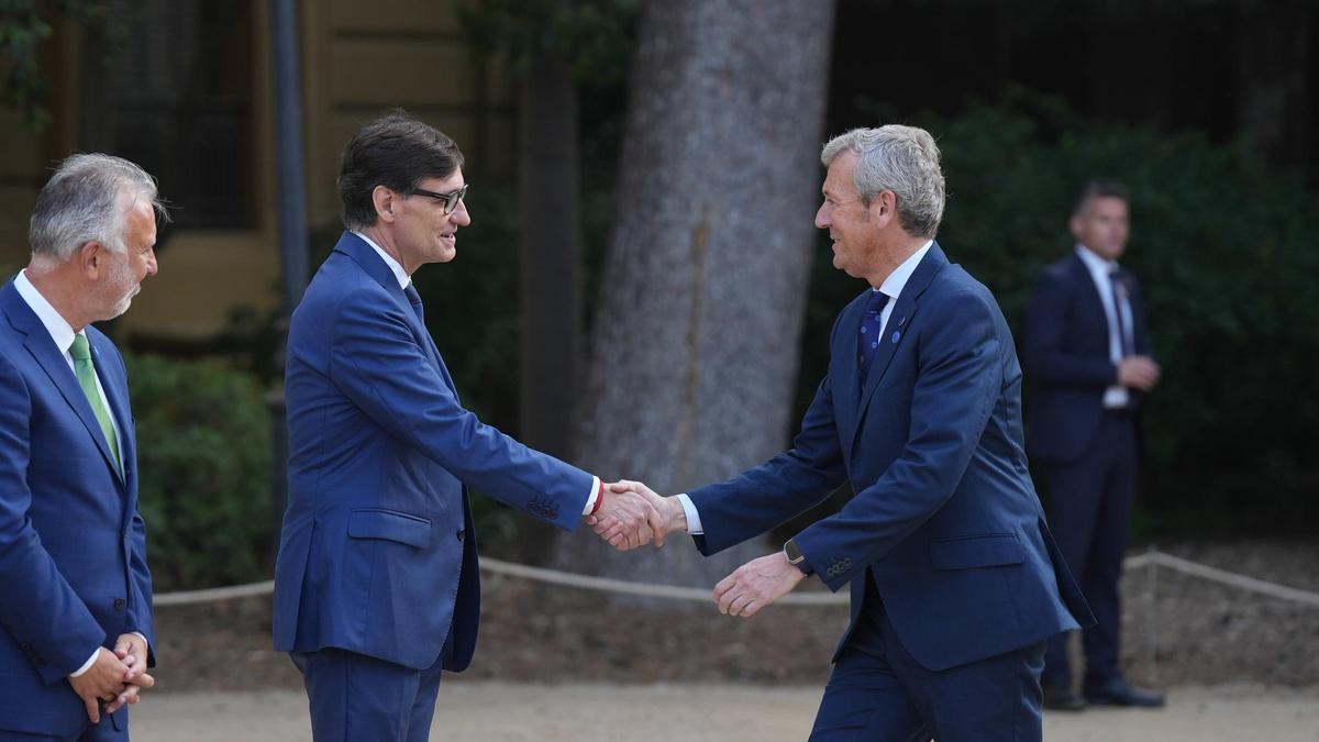 Alfonso Rueda saluda a Salvador Illa, presidente de Cataluña, en la Conferencia de Presidentes