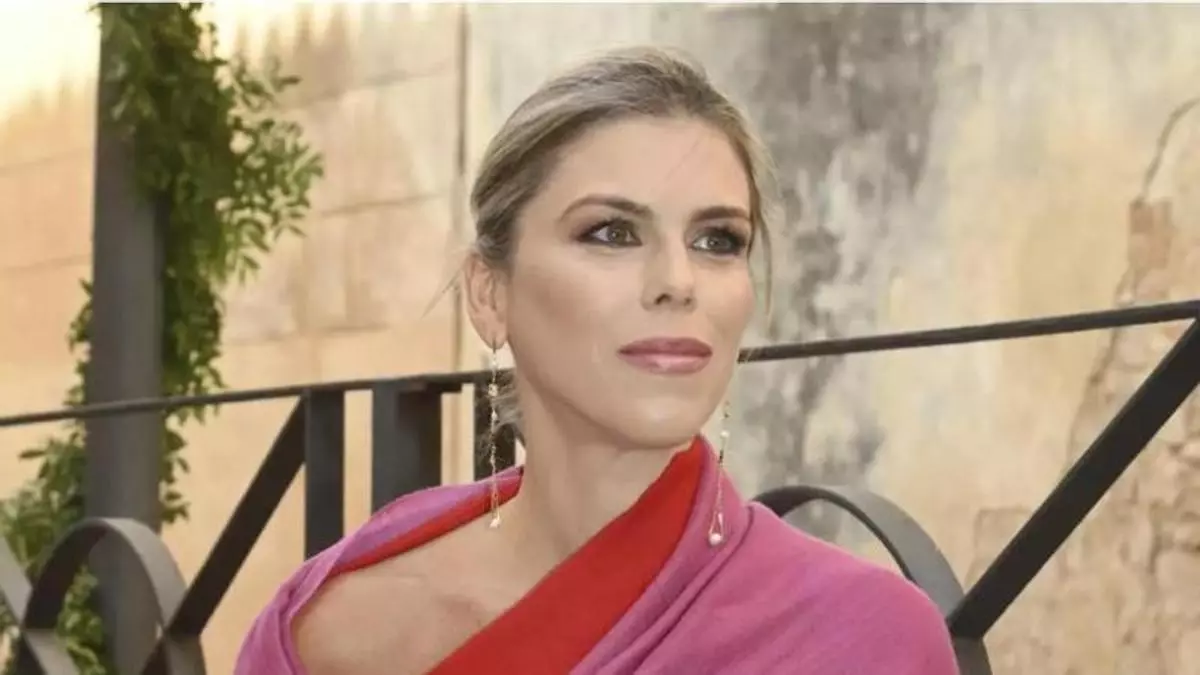 Las uñas de Manuela Villena (46 años), mujer de Juanma Moreno, son la nueva manicura tendencia de la primavera que rejuvenece tus manos al instante