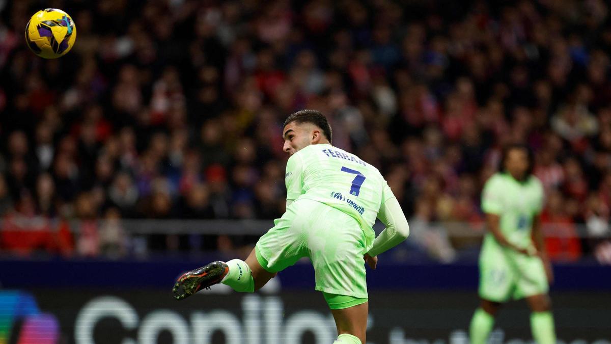 Ferran Torres marca de cabeza el 2-2 tras un gran centro de Raphinha en el Atlético-Barça del Metropolitano.