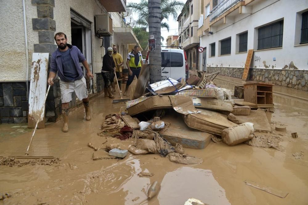 Los vecinos tratan de limpiar sus casas y las calles