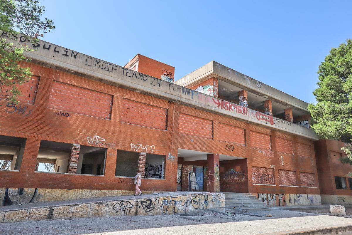 Antiguo IES Vega Baja donde se quiere construir el cuartel de la Guardia Civil