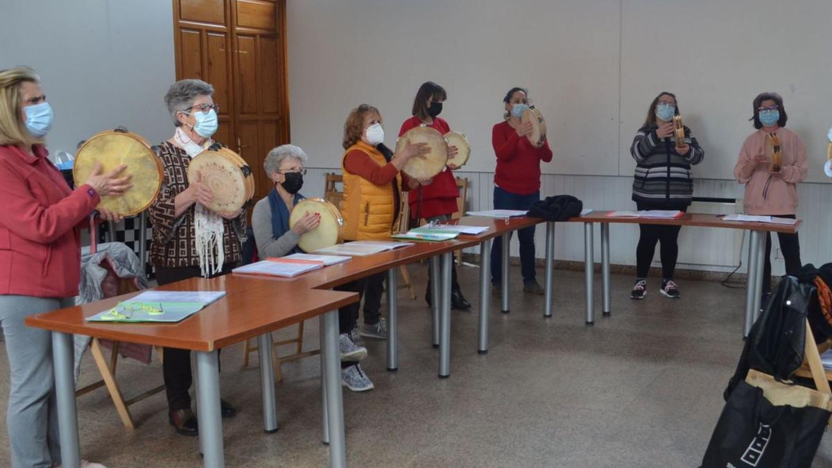 Algunas de las alumnas de pandereta, en la Casa de Cultura La Encomienda de Benavente. | E. P.