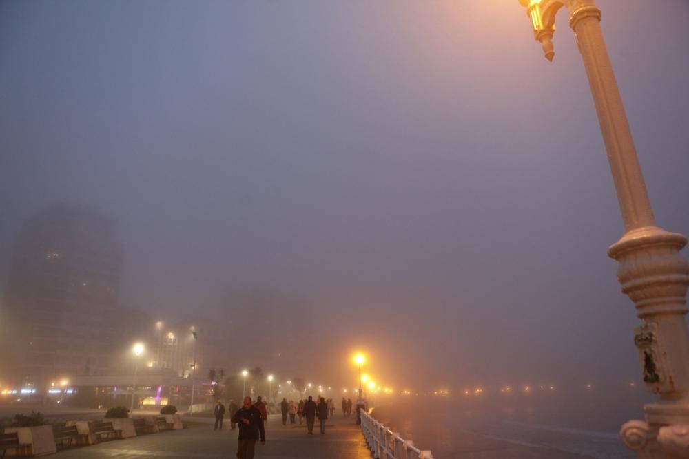 Visibilidad nula en el paseo del Muro en Gijón por la niebla