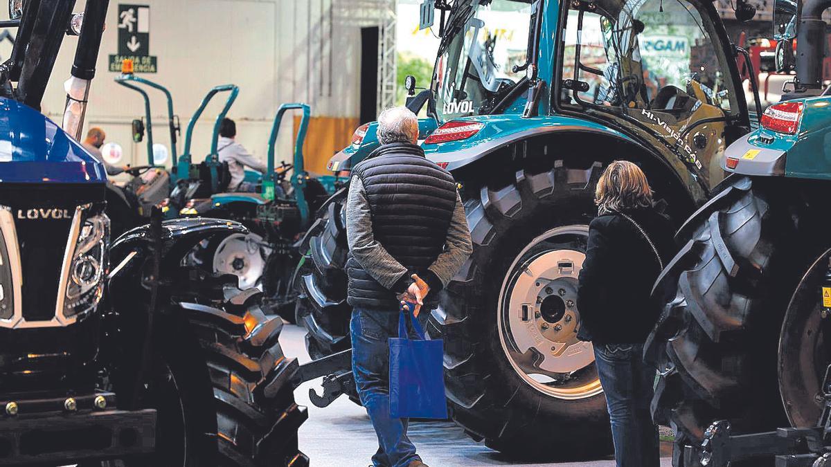 Durante estos días han sido muchos los curiosos que se han interesado por los tractores fabricados en China.