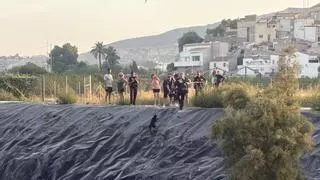 La Policía Local de Cieza rescata a un hombre y a dos perros que no podían salir del río Segura