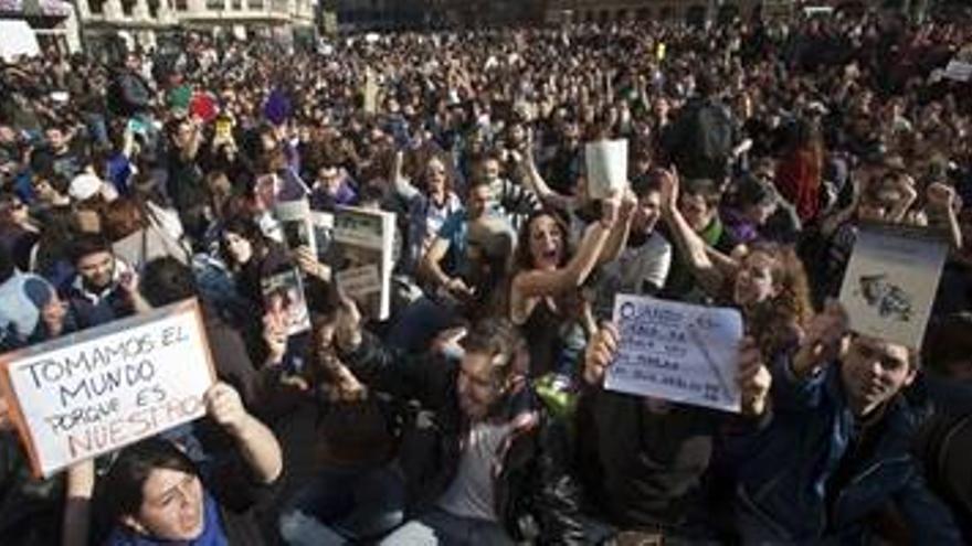 Miles de personas muestran sus libros como protesta en Valencia