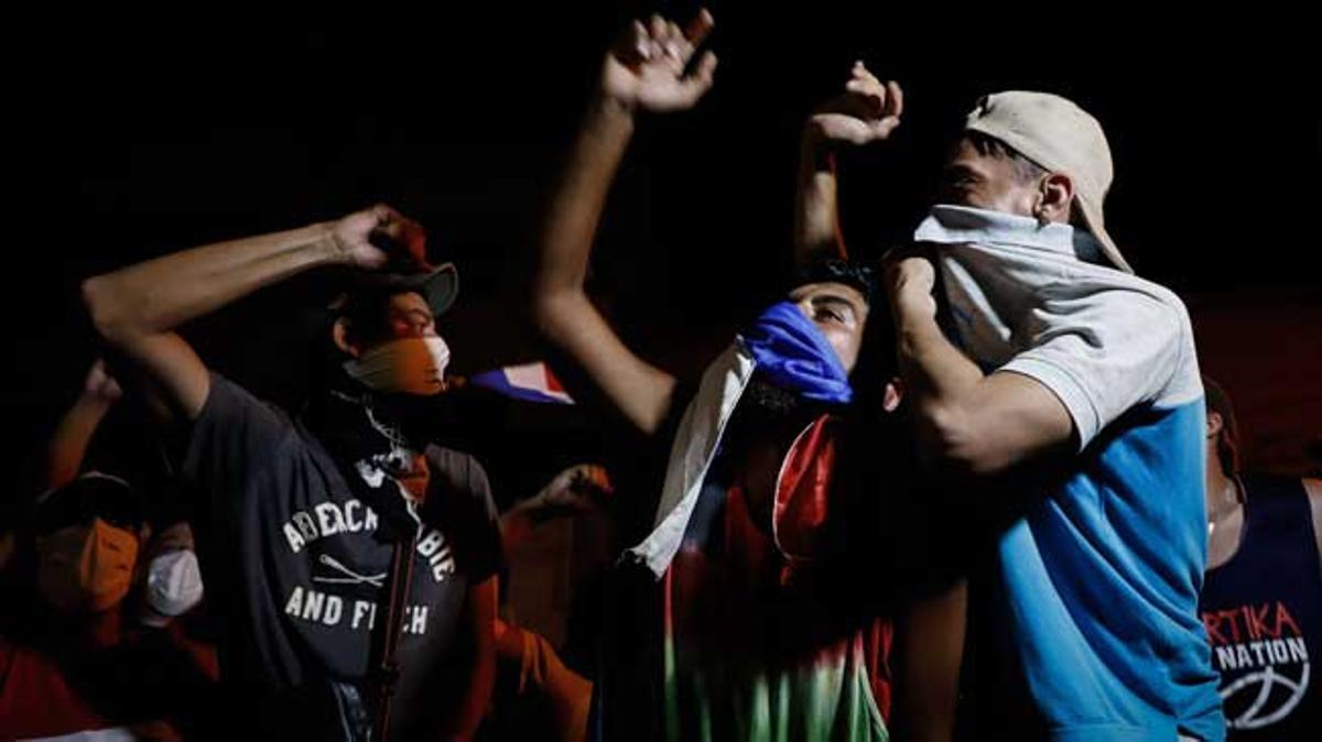 Varios manifestantes, durante las movilizaciones en Asunción.