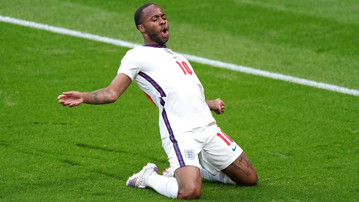 Raheem Sterling festeja el gol que anotó frente a la República Checa.