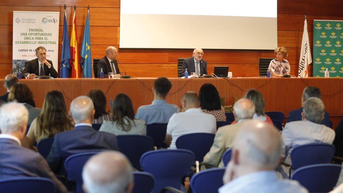 Jorge Suárez, Juan Cofiño, Benigno Pendás y Begoña Sesma, en la clausura de la anterior edición de los Cursos de La Granda.