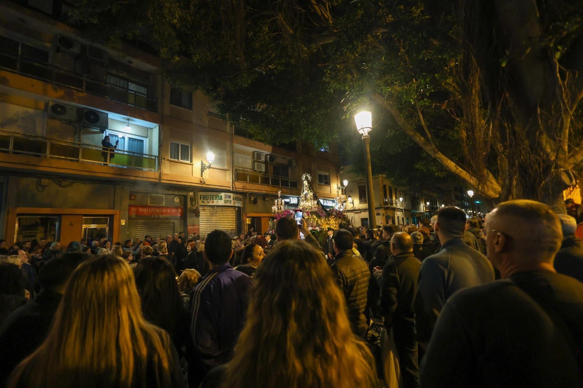 Semana Santa Marinera: La Dolorosa procesiona por el Cabanyal