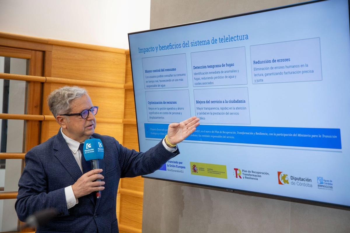 Salvador Fuentes explica los detalles de los dos proyectos durante la rueda de prensa.