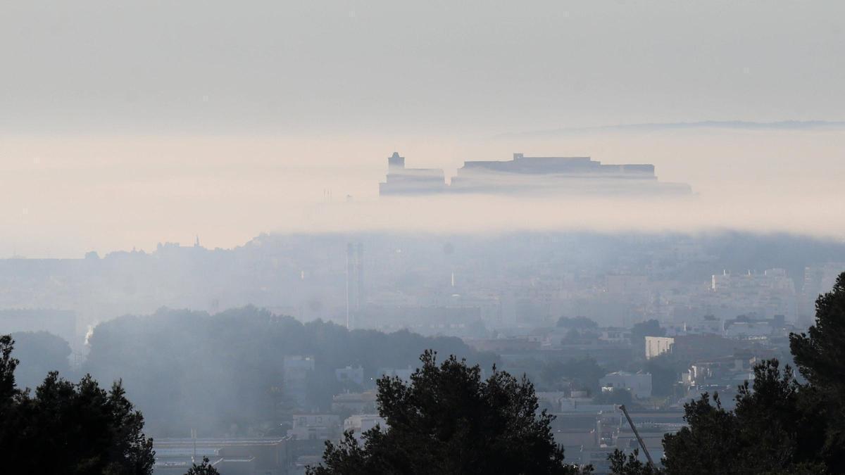 Galería: Ibiza cubierta por la niebla