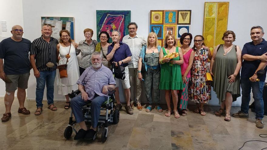 Artistas y representantes de la comarca, en la inauguración. | LEVANTE-EMV