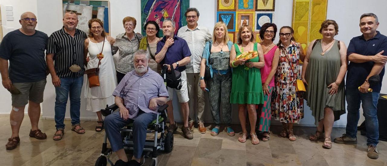 Artistas y representantes de la comarca, en la inauguración. | LEVANTE-EMV