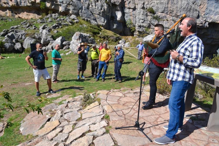 El cantante de tonada César González, de La Rebollada, acompañado a la gaita por Sergio Menéndez.