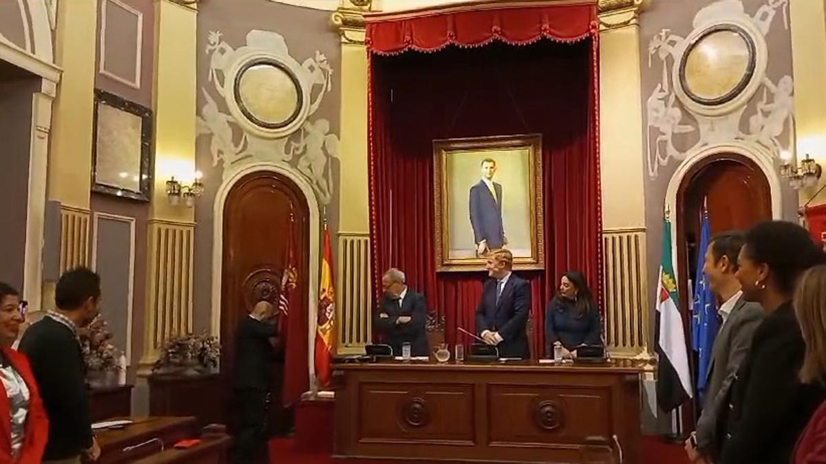 Vídeo | El pleno del Ayuntamiento de Badajoz da el visto bueno a la bandera de la ciudad