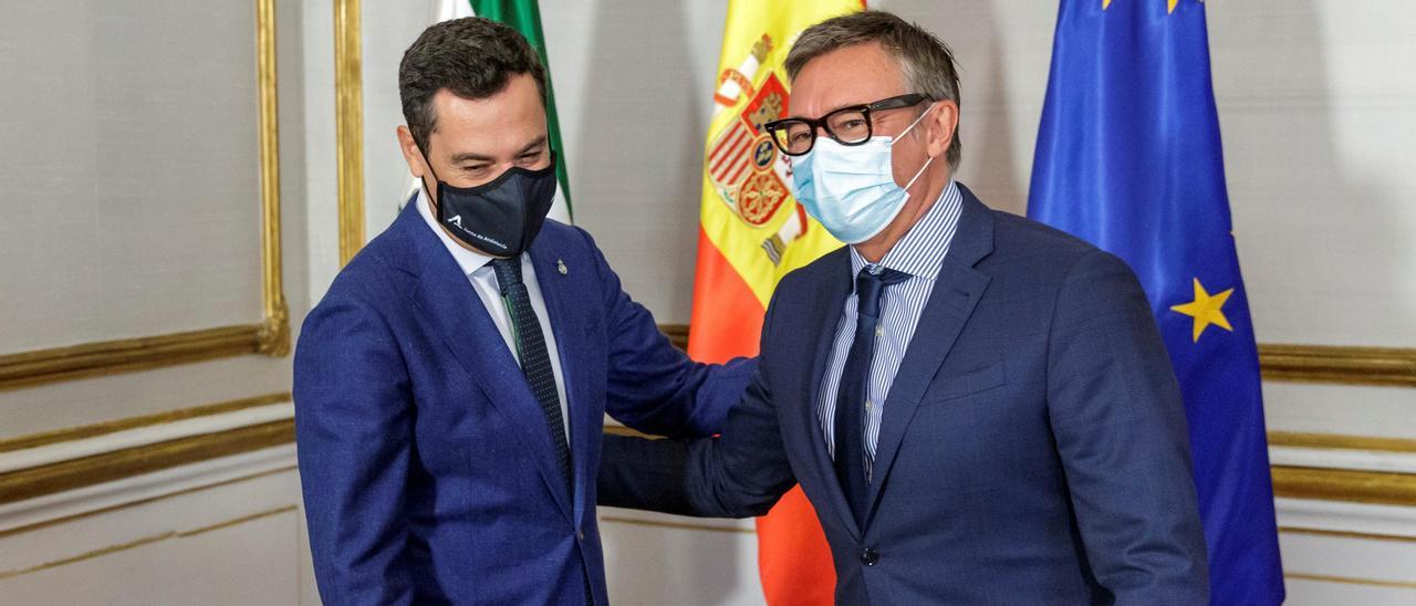 El presidente andaluz Juanma Moreno y el portavoz de Vox, Manuel Gavira.