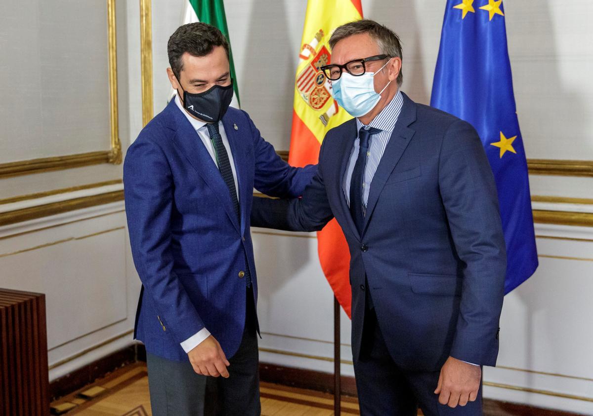 El presidente andaluz Juanma Moreno y el portavoz de Vox, Manuel Gavira.