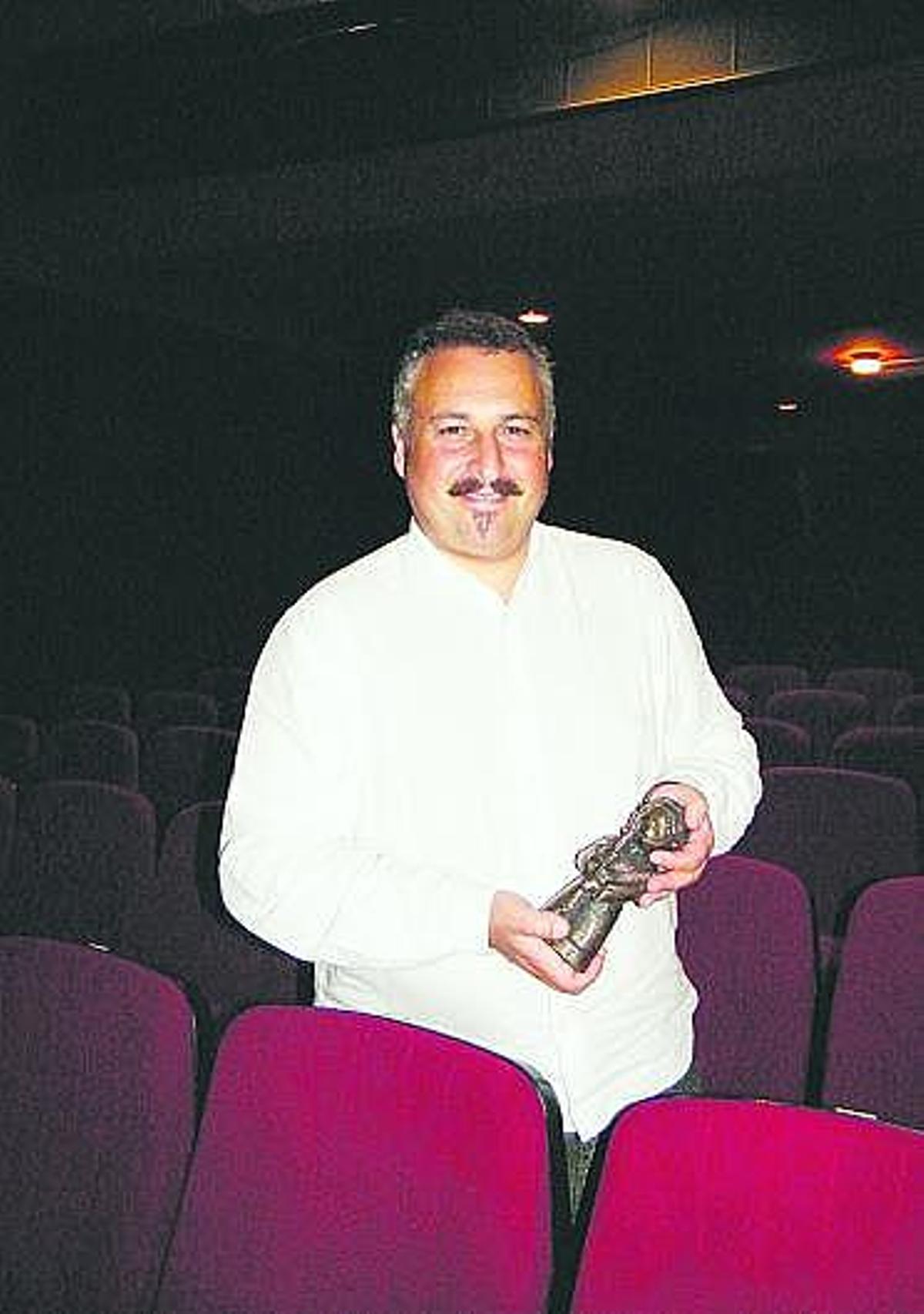 Alain Fernández, ayer, en el patio de butacas del Prendes, con un «Aurora».