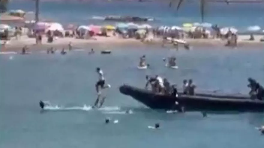 Una decena de inmigrantes desembarca en una playa de Granada a plena luz del día ante la sorpresa de los bañistas