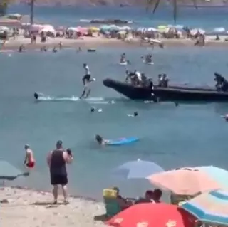 Una decena de inmigrantes desembarca en una playa de Granada a plena luz del día ante la sorpresa de los bañistas