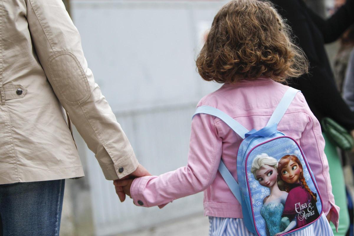 Una niña acude al colegio.