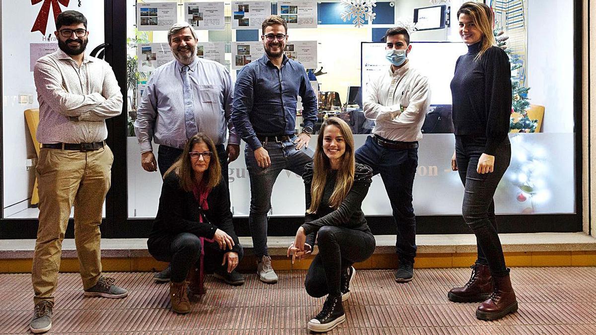 L’equip professional de l’agència Glòria Crespo a la seu d’Empuriabrava