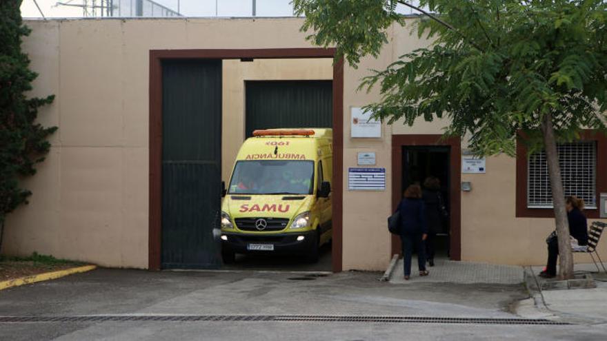 Ein Rettungswagen verlässt Es Pinaret nach dem Brand im Oktober 2015.