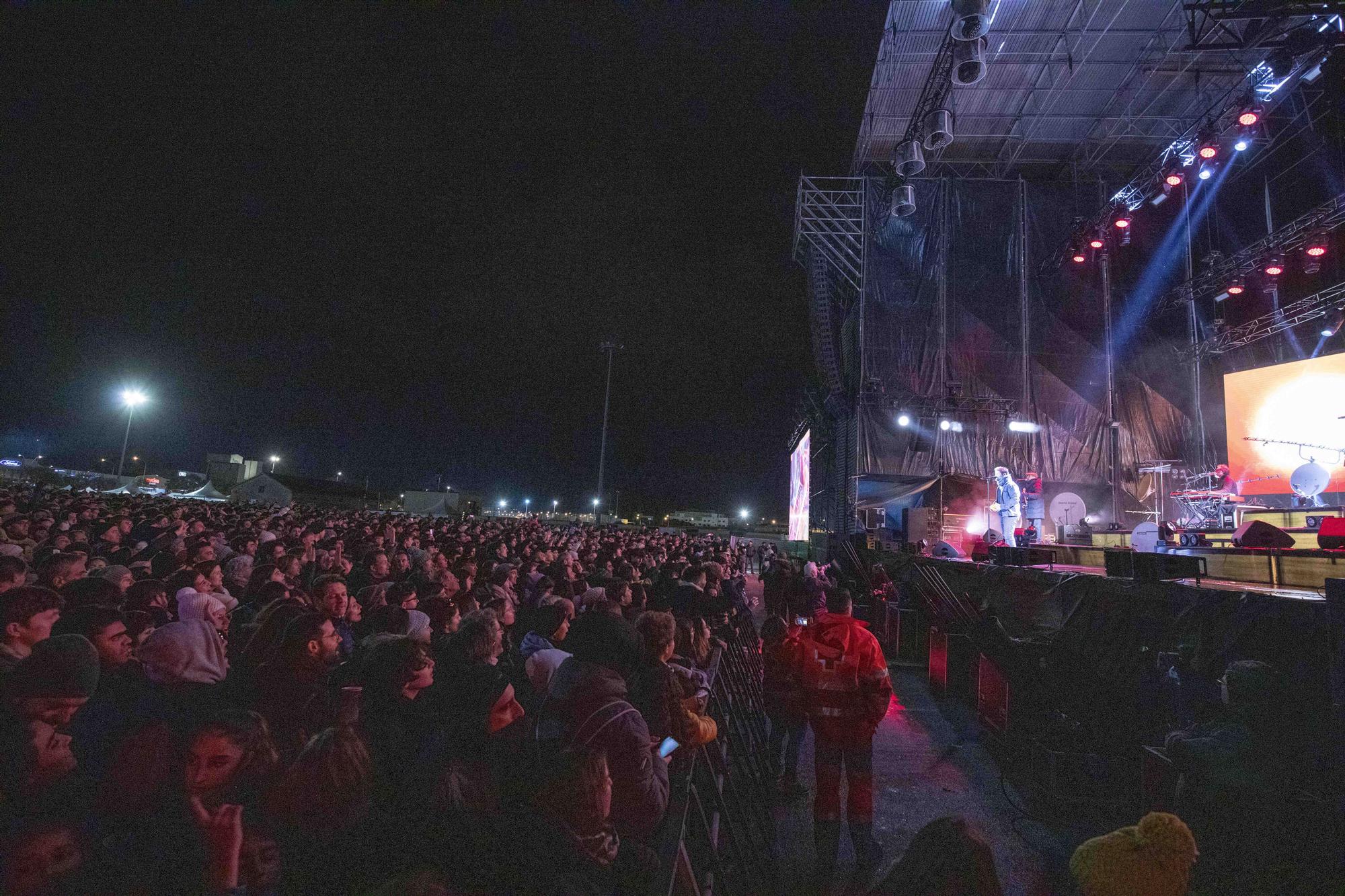 Miles de personas desafían al frío para ver el concierto de Antònia Font en Palma