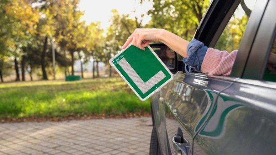 Si llevas la L en el coche, cometes al menos uno de estos errores al conducir (o eso piensa la DGT)