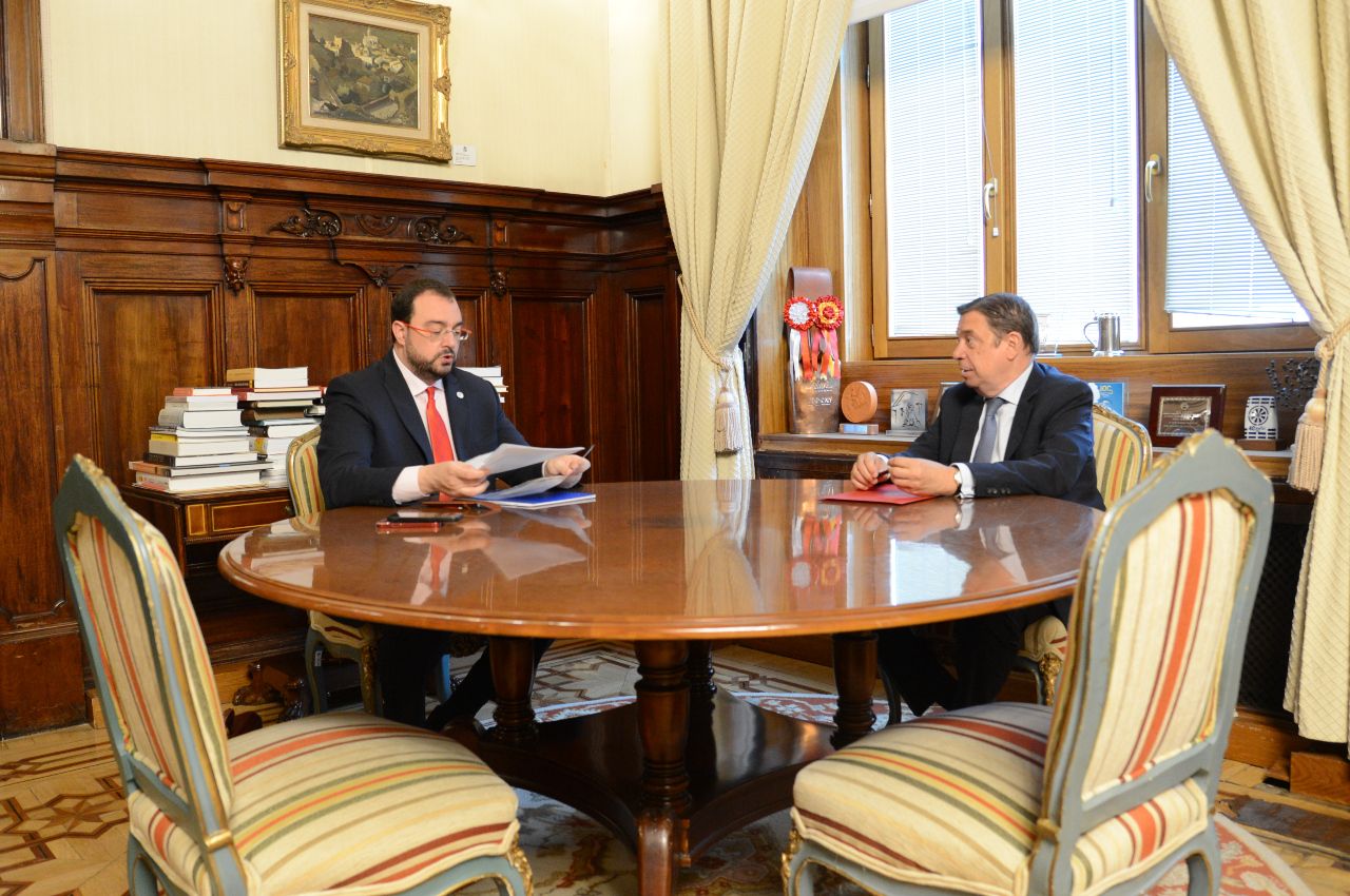 Reunión de Adrián Barbón con el el ministro de Agricultura, Pesca y Alimentación, Luis Planas