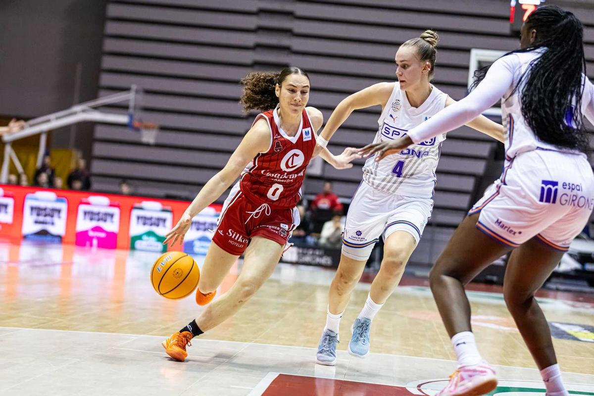 Carla Leite, durante la visita del Casademont al Girona