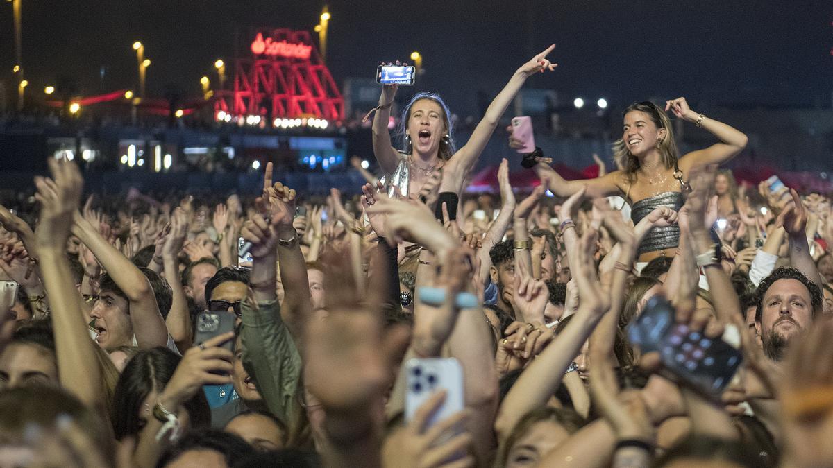 El público siguiendo el ritmo del DJ Calvin Harris durante su actuación en el festival Primavera Sound.