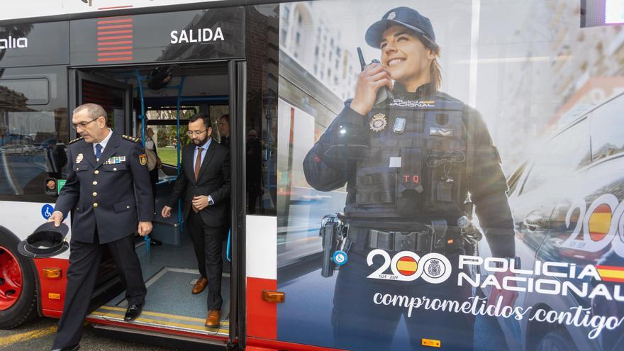 Vectalia presenta un autobús rotulado conmemorando el 200 aniversario de la Policía Nacional en Alicante