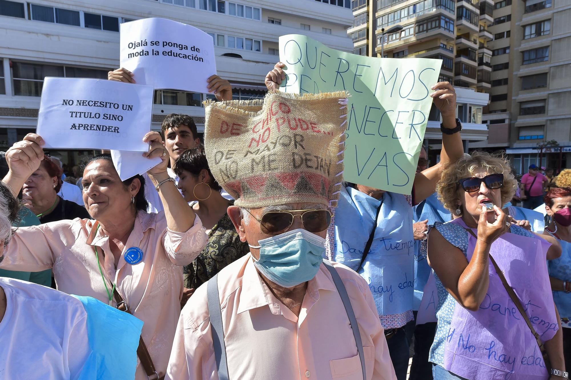 Manifestación contra el recorte en la educación para mayores