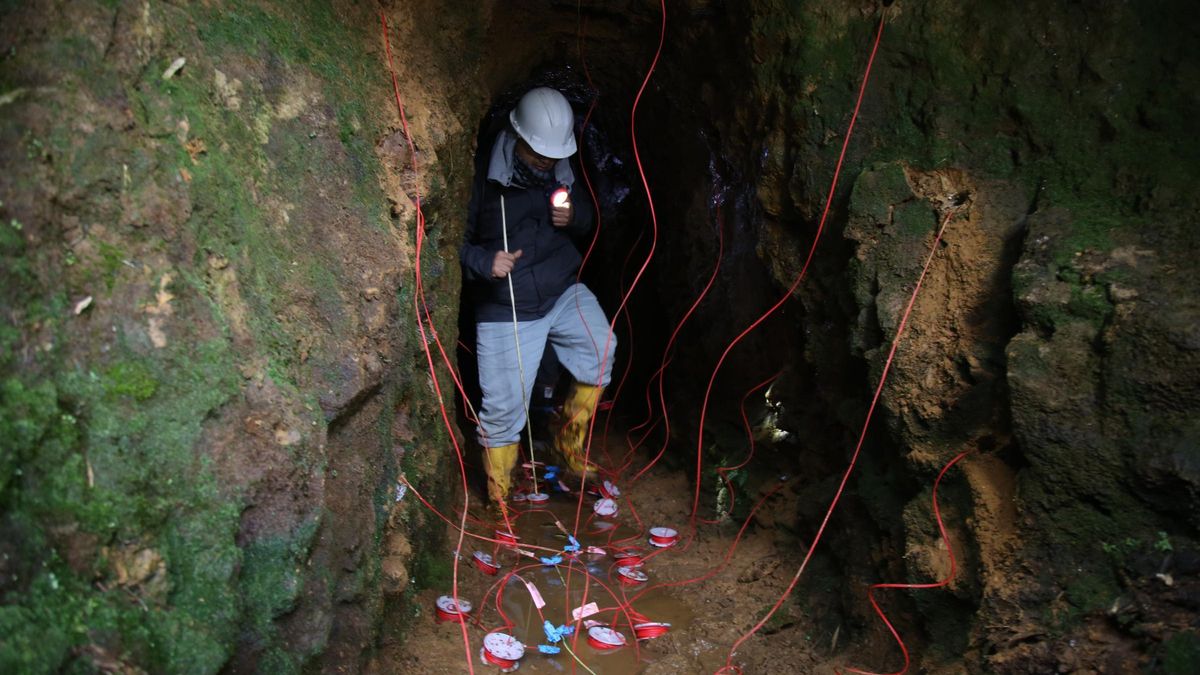 Un derrumbe en una mina de oro en Colombia deja atrapados a 25 trabajadores