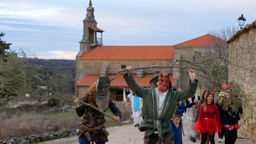 Dos momentos de la carrera protagonizada por los antruejos de Pino del Oro, encarnados por los jóvenes del pueblo que han recuperado esta tradición.