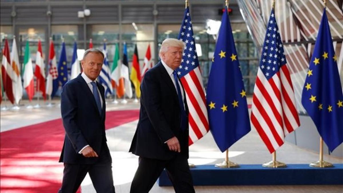 El presidente de EEUU, Donald Trump (derecha), con el presidente del Consejo Europeo, Donald Tusk, en Bruselas.