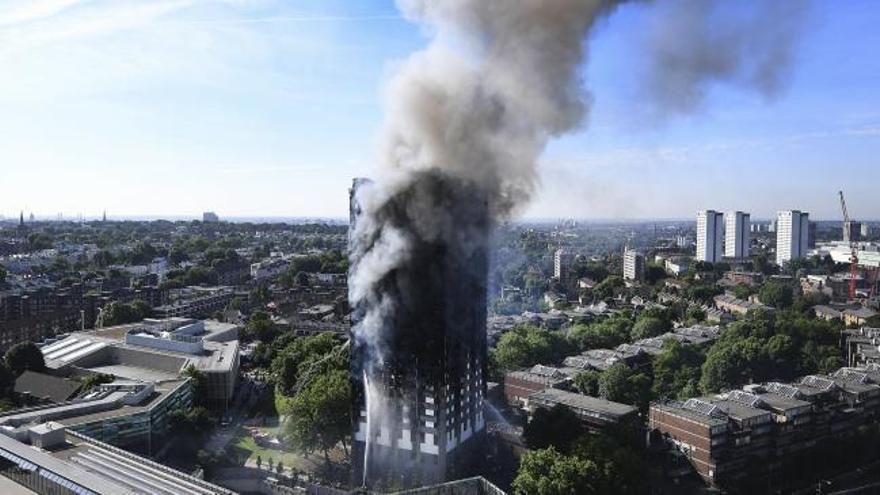 Al menos seis muertos en el incendio de la torre Grenfell de Londres