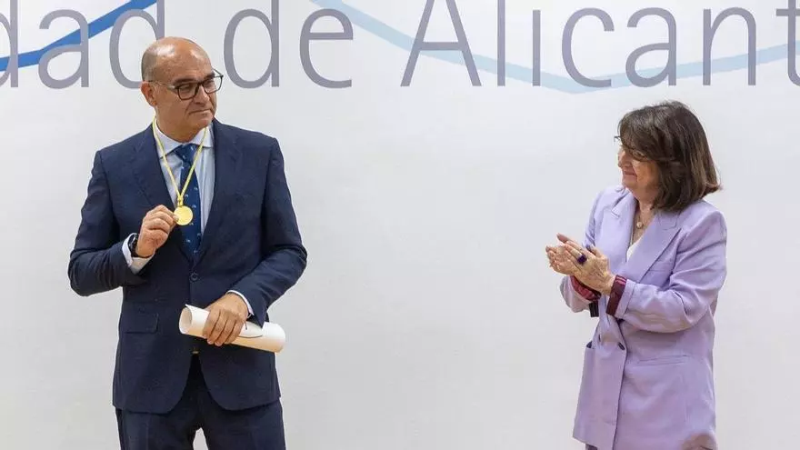 La Universidad de Alicante otorga su medalla de oro al exrector Manuel Palomar