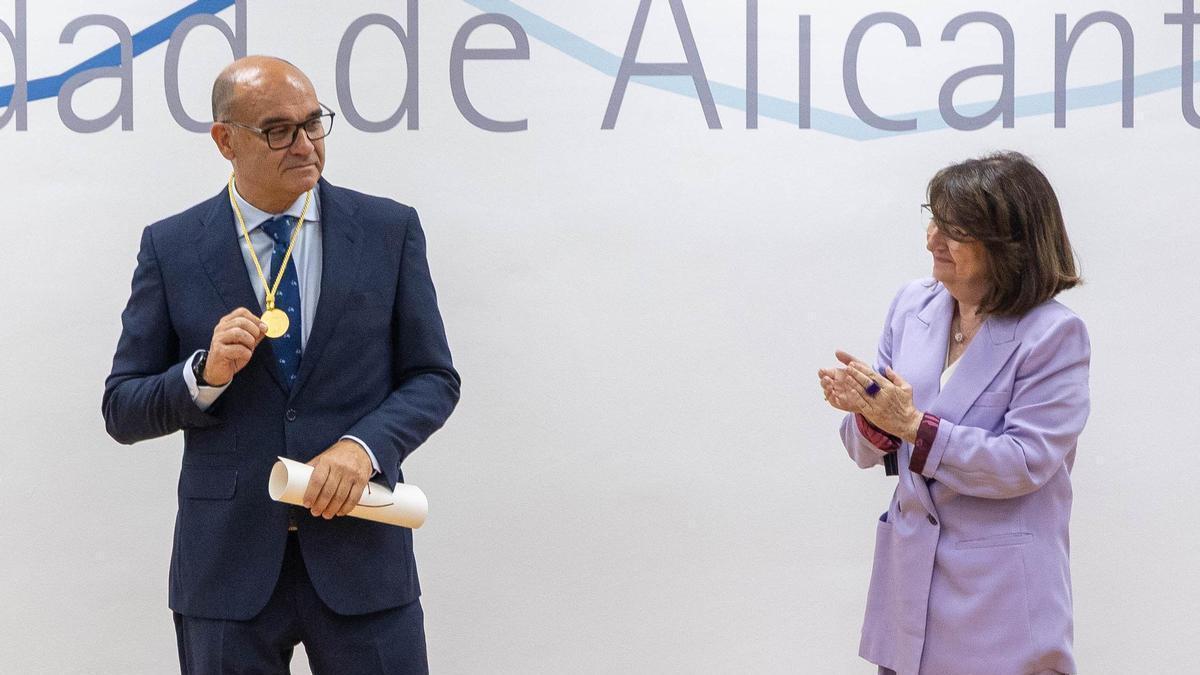 La Universidad de Alicante otorga su medalla de oro al exrector Manuel Palomar