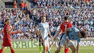 Williot y Marcos Alonso, tras una acción ofensiva del Celta en el área del Friburgo, el pasado jueves