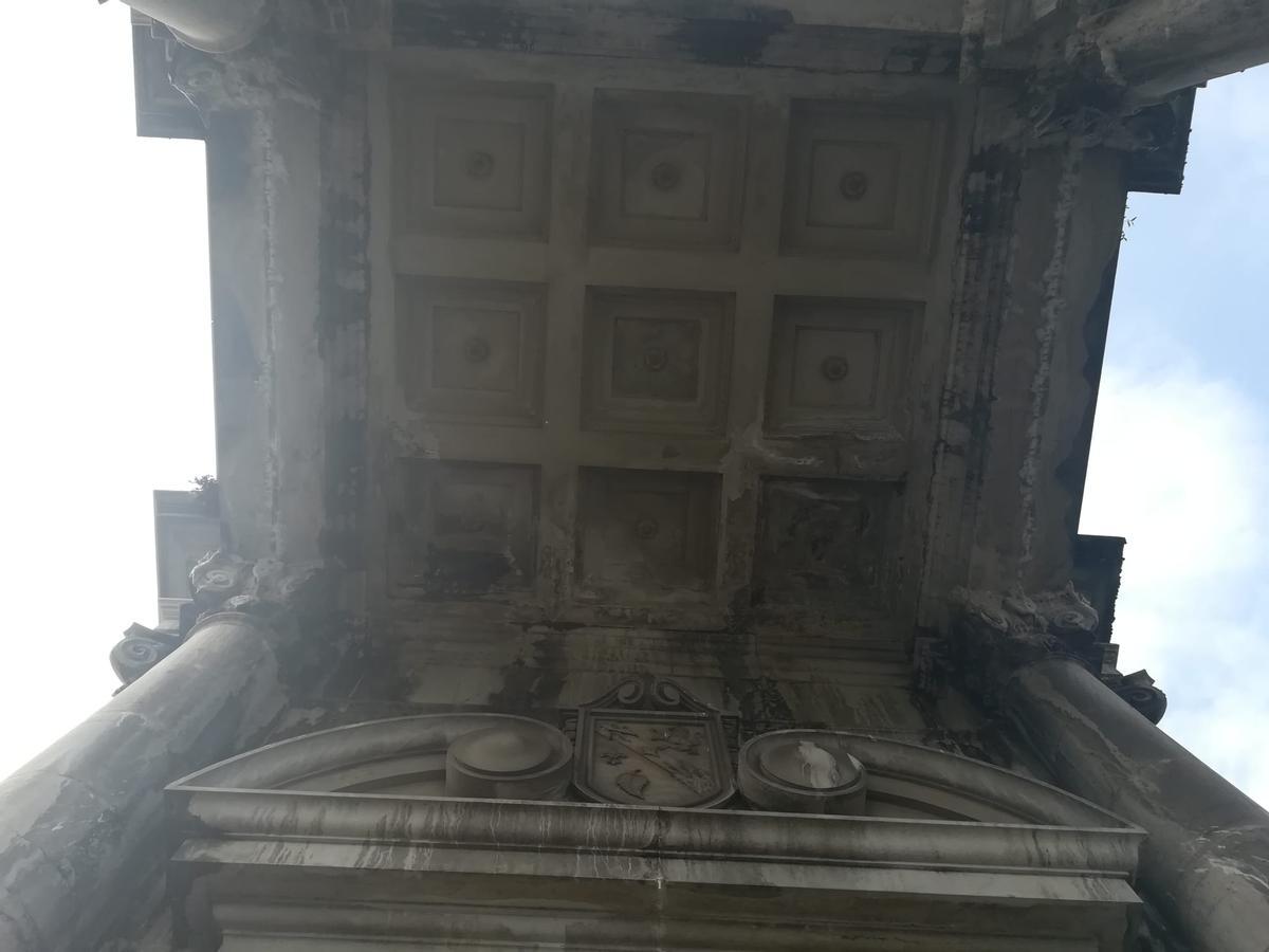 Detalle de la cubierta interior del pórtico