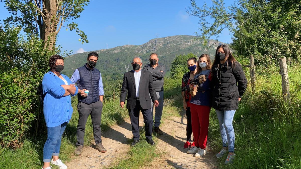 El concejal Alfonso Pereira, en el centro, junto a vecinos de Olloniego, explicándoles las claves del macrocontrato de Vías.